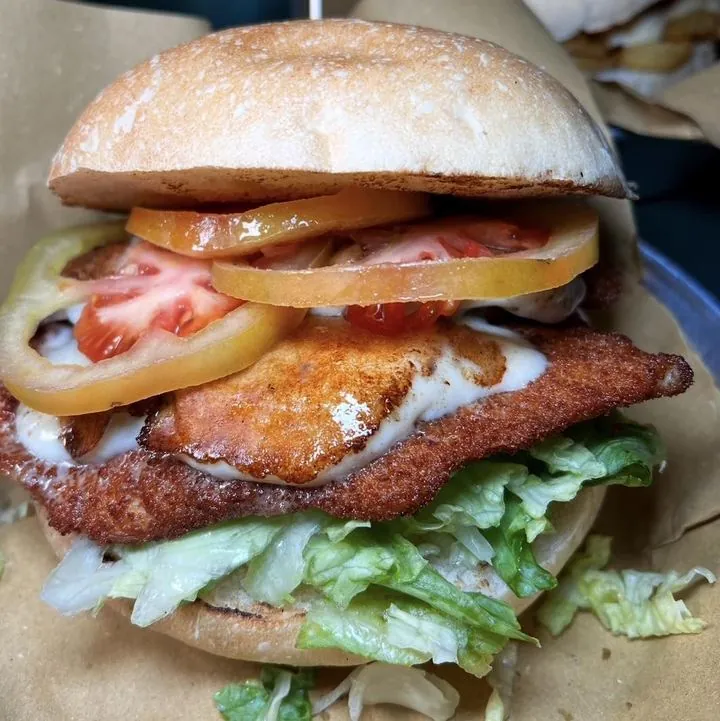 Panino con cotoletta, pomodoro e insalata