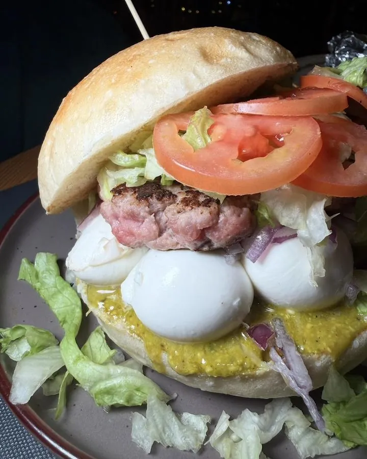 Panino con hamburger, mozzarella e pomodoro