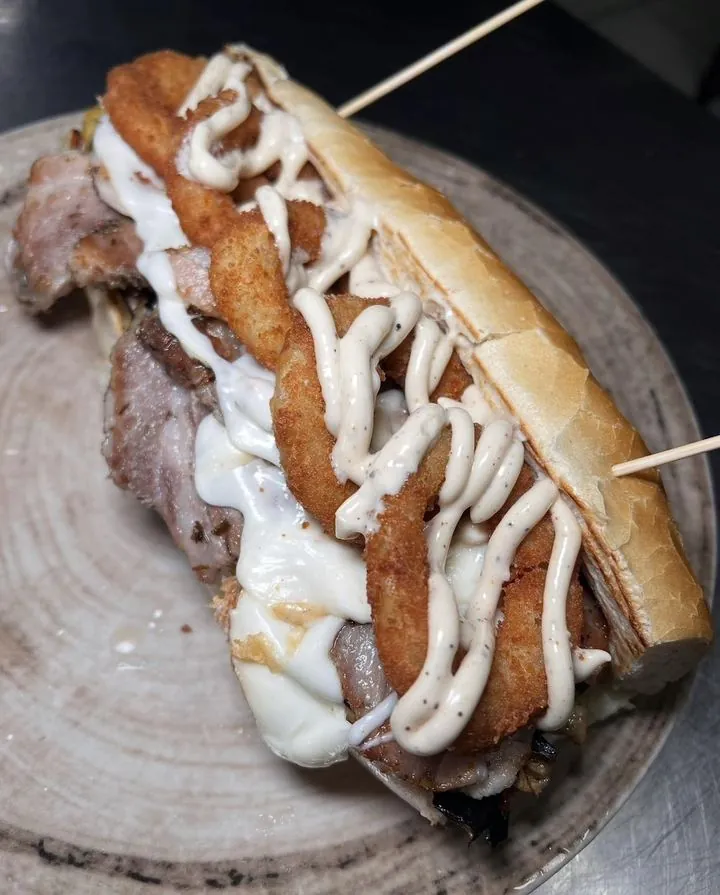 Panino con carne e salse