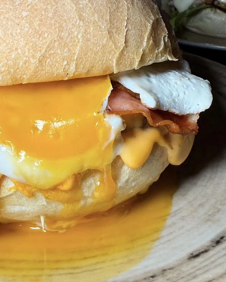 Panino con uovo, bacon e cheddar